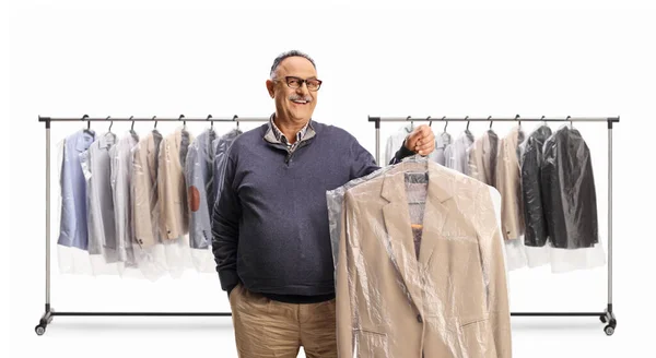 Reifer Mann Sammelt Anzug Von Reinigungskräften Isoliert Auf Weißem Hintergrund — Stockfoto