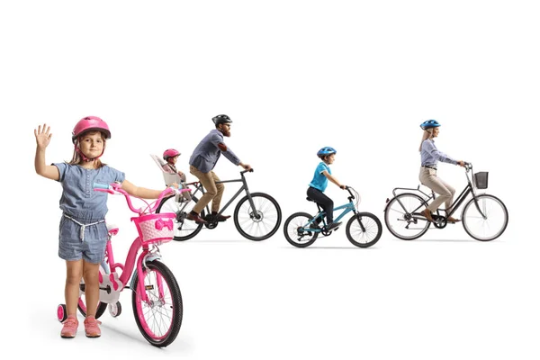 Famiglia Sella Biciclette Una Ragazza Agitando Macchina Fotografica Isolato Sfondo — Foto Stock