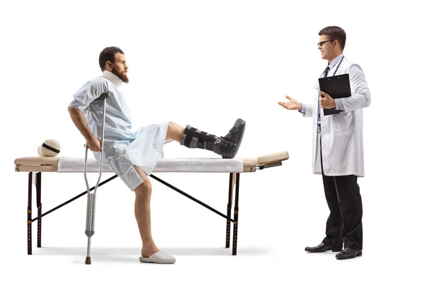 Homem Ferido Com Uma Bota Ortopédica Colar Pescoço Sentado Uma — Fotografia de Stock