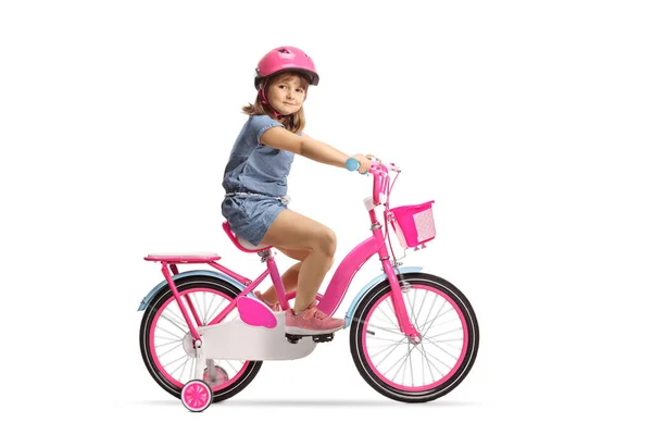 女孩骑自行车 戴着头盔 看着被白色背景隔离的相机 — 图库照片
