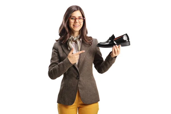 Jonge Vrouw Met Een Zwarte Loafer Schoen Wijzend Geïsoleerd Witte — Stockfoto