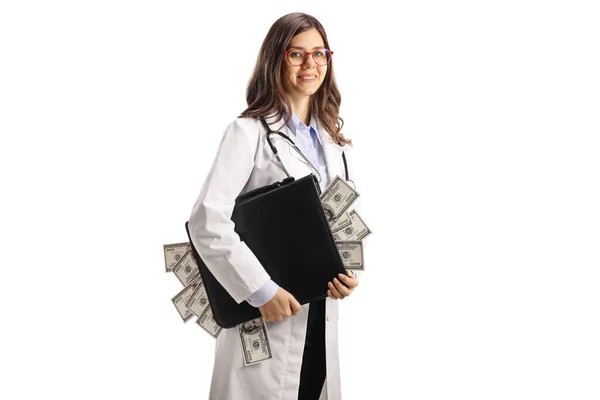 若いです女性医師保持Aブリーフケースフルのお金絶縁上の白い背景 — ストック写真