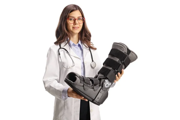 Médica Feminina Segurando Uma Órtese Ortopédica Isolada Fundo Branco — Fotografia de Stock