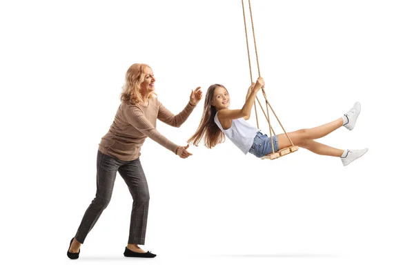 Moeder Duwen Een Meisje Een Swing Geïsoleerd Witte Achtergrond — Stockfoto