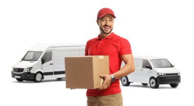 Minibüsleri olan gülümseyen kurye beyaz arka planda izole edilmiş bir karton kutu tutuyor.