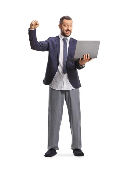 Homem Feliz Terno Pijama Inferior Segurando Computador Portátil Levantando Mão — Fotografia de Stock