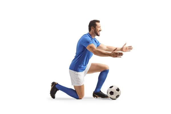 Voetbalspeler Knielen Wachten Iemand Geïsoleerd Knuffelen Witte Achtergrond — Stockfoto