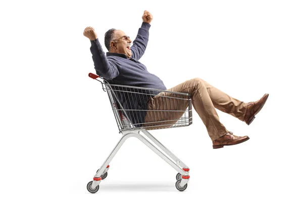 Aufgeregt Reifer Mann Sitzt Einem Einkaufswagen Isoliert Auf Weißem Hintergrund — Stockfoto