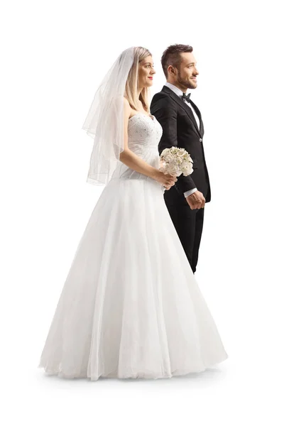 白い背景に隔離された隣に立っている花嫁と新郎の完全な長さのプロフィール写真 — ストック写真