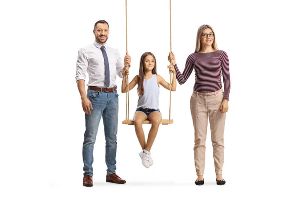 Eltern Stehen Neben Mädchen Auf Einer Holzschaukel Auf Weißem Untergrund — Stockfoto