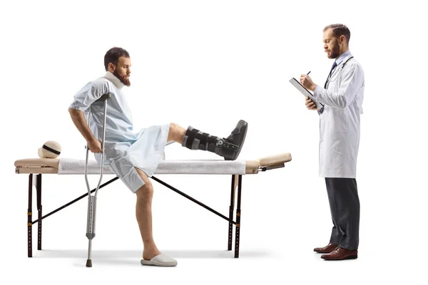 Homem Ferido Com Uma Bota Ortopédica Colar Pescoço Sentado Uma — Fotografia de Stock