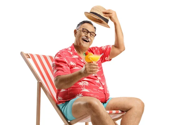 Volwassen Man Toeristisch Toasten Met Een Cocktail Een Strandstoel Begroeten — Stockfoto