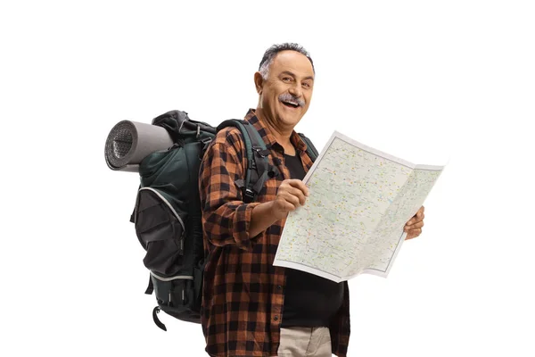 成熟的徒步旅行者拿着地图 在白色背景下面带微笑 — 图库照片