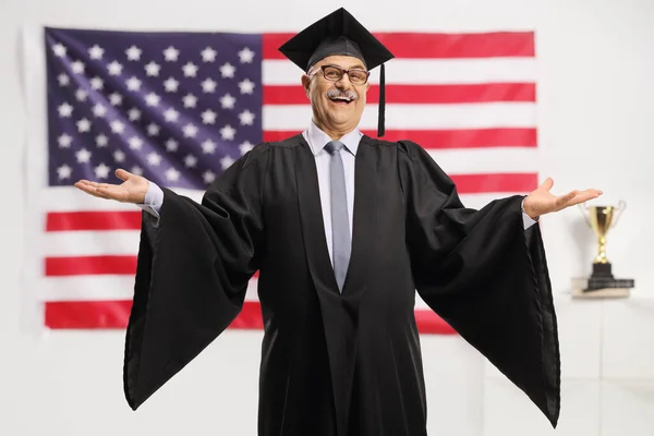 Veselý Dospělý Muž Maturitním Rouchu Před Vlajkou Usa — Stock fotografie