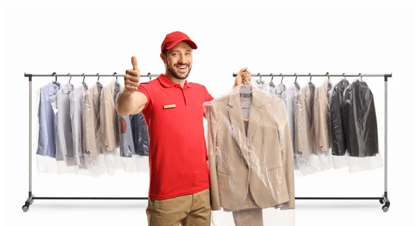 Kemtvätt Arbetare Hålla Kostym Hängare Med Ett Plastöverdrag Och Gester — Stockfoto