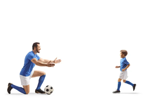Futbolista Klęczący Czekający Uścisk Małego Chłopca Białym Tle — Zdjęcie stockowe