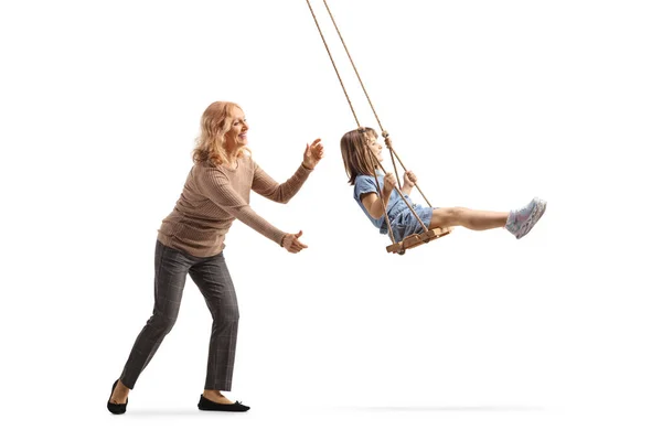 Vrouw Duwen Een Klein Meisje Een Swing Geïsoleerd Witte Achtergrond — Stockfoto