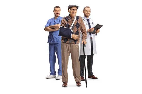 Arzt Und Krankenschwester Stehen Hinter Einem Älteren Männlichen Patienten Isoliert — Stockfoto