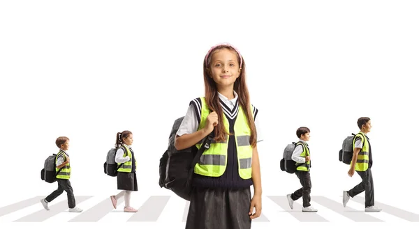 Menina Colete Segurança Posando Outras Crianças Cruzando Uma Rua Pedestre — Fotografia de Stock