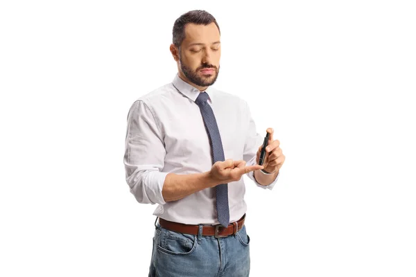 Junger Mann Sticht Finger Mit Medizinischem Gerät Auf Weißem Hintergrund — Stockfoto