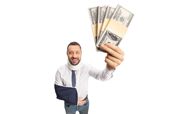 Man Met Een Cervicale Kraag Arm Sling Houden Stapels Geld — Stockfoto