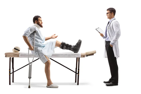 Paciente Com Bota Ortopédica Colar Cervical Sentado Uma Mesa Terapia — Fotografia de Stock