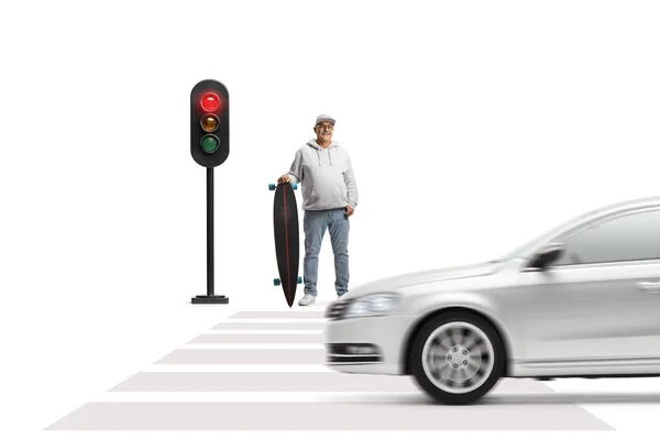 Volwassen Man Met Een Longboard Wachtend Bij Verkeerslichten Geïsoleerd Witte — Stockfoto