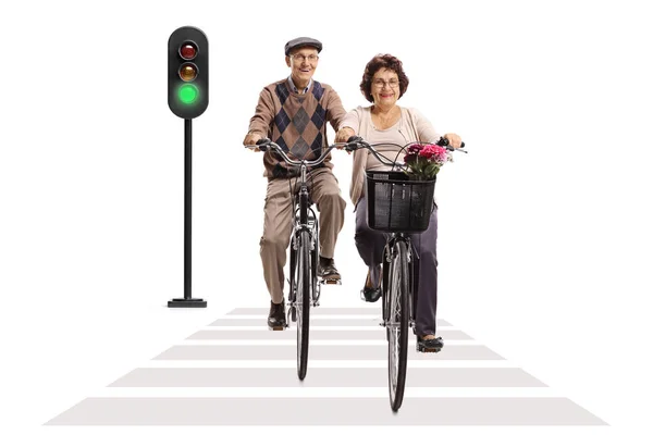 白い背景に隔離された歩行者横断歩道で自転車に乗る高齢者と女性 — ストック写真