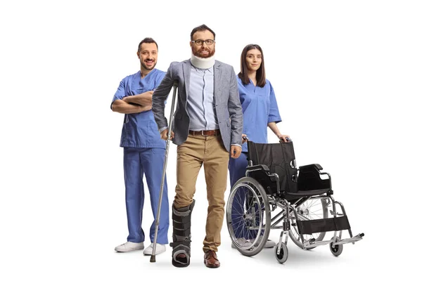 Zdravotničtí Pracovníci Invalidním Vozíkem Stojící Mužem Krčním Límcem Chodící Výztuhou — Stock fotografie