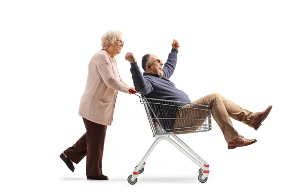 Ältere Frau Schiebt Einen Einkaufswagen Mit Einem Mann Inneren Isoliert — Stockfoto