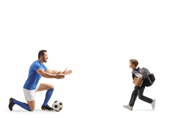 Schooljongen Rennen Naar Een Voetballer Geïsoleerd Witte Achtergrond Knuffelen — Stockfoto