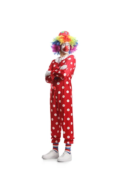 Clown Een Rood Kostuum Poseren Met Gevouwen Armen Geïsoleerd Witte — Stockfoto