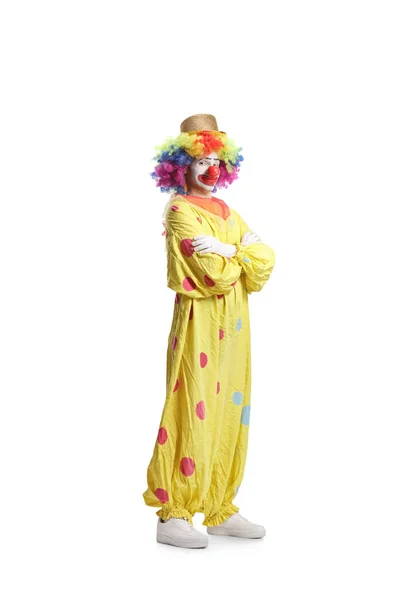 Clown Gelben Kostüm Posiert Mit Verschränkten Armen Auf Weißem Hintergrund — Stockfoto