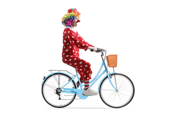 小丑骑着独立于白色背景的自行车拍摄的全长轮廓 — 图库照片