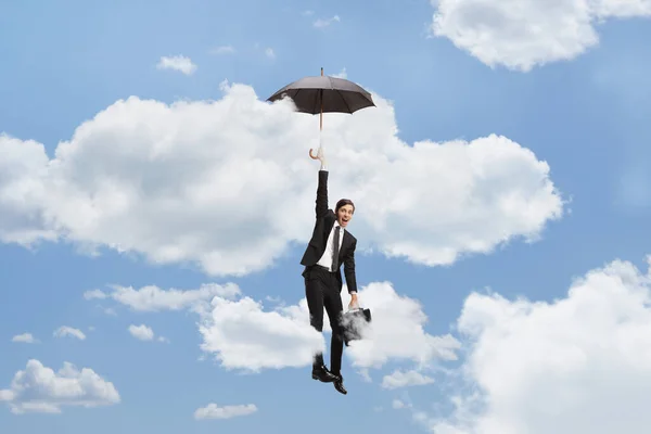 Biznesmen Trzymający Parasol Wznoszący Się Niebie — Zdjęcie stockowe