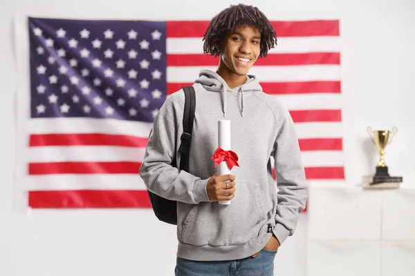 Junger Afrikanisch Amerikanischer Student Mit Einem Rucksack Mit Einem Diplom — Stockfoto