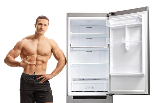 Oben Ohne Fitnessmodel Zeigt Auf Einen Kühlschrank Auf Weißem Hintergrund — Stockfoto