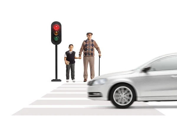 Dedem Torunum Beyaz Arka Planda Trafik Işıklarında Karşıdan Karşıya Geçmek — Stok fotoğraf