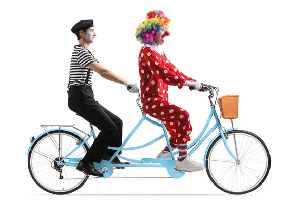 Mimo Clown Sella Una Bicicletta Tandem Isolati Sfondo Bianco — Foto Stock