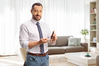 İş adamı evde tıbbi bir aletle oturma odasında parmağını batırdı.