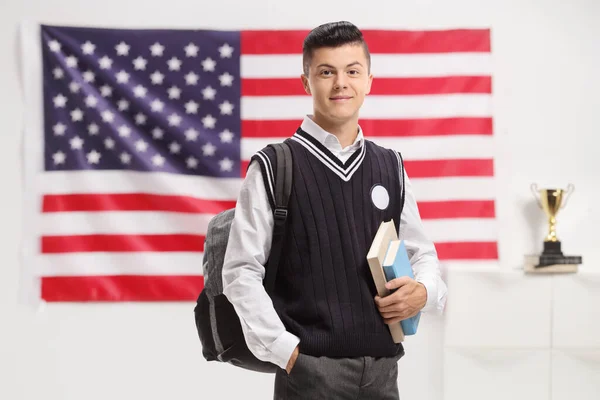 Nastoletni Student Plecakiem Książkami Przed Flagą Usa — Zdjęcie stockowe