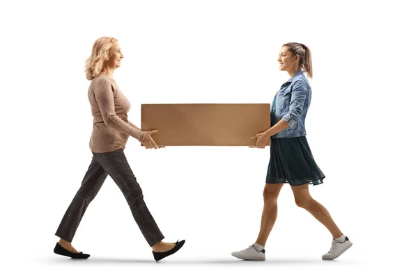 两名携带纸板箱的妇女在白色背景下被隔离的全长侧面照片 — 图库照片