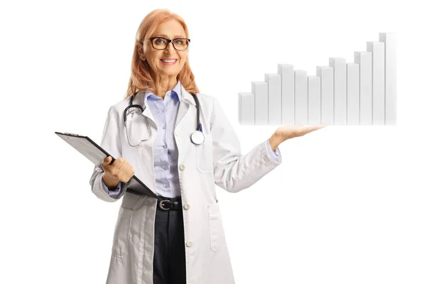 女性医師笑顔と開催バーチャート上の手孤立した上の白い背景 — ストック写真