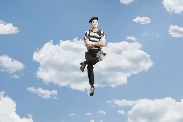 Gökyüzünde Bir Bulutun Üzerinde Oturan Bir Pandomimcinin Tam Boy Portresi — Stok fotoğraf