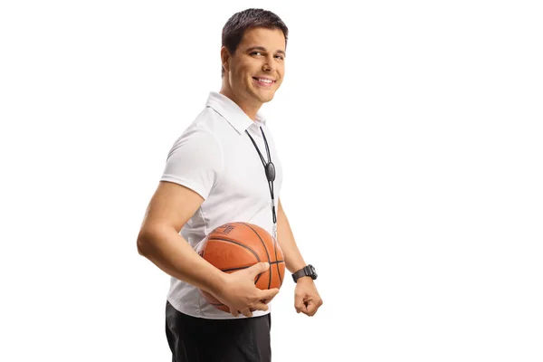 Basketballtrainer Hält Einen Ball Und Lächelt Isoliert Auf Weißem Hintergrund — Stockfoto