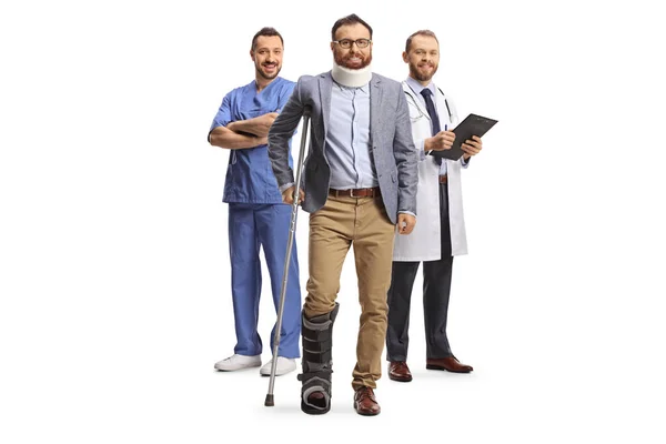 Médicos Com Homem Ferido Com Uma Muleta Vestindo Colar Cervical — Fotografia de Stock