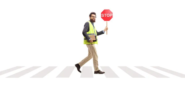 白い背景に隔離された歩行者交差点で停止信号で歩く安全ベスト歩行で髭の男の完全な長さのショット — ストック写真