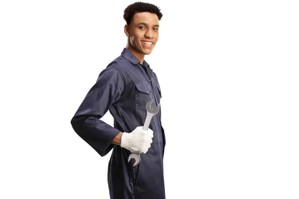 非洲裔美国汽车修理工手握扳手 面带微笑 被白色背景隔离 — 图库照片
