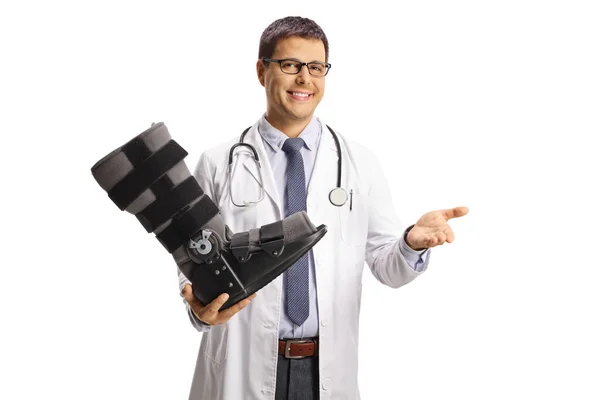 Männlicher Arzt Hält Eine Orthopädische Fußspange Isoliert Auf Weißem Hintergrund — Stockfoto