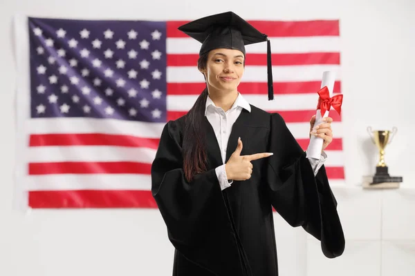 Joven Graduada Delante Una Bandera Con Certificado Grado Señalando — Foto de Stock